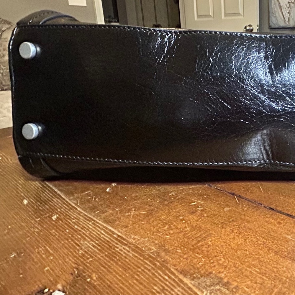 Black Leather Frame Bag | Kiss Lock Closure | Shoulder + Crossbody - Picture 6 of 6